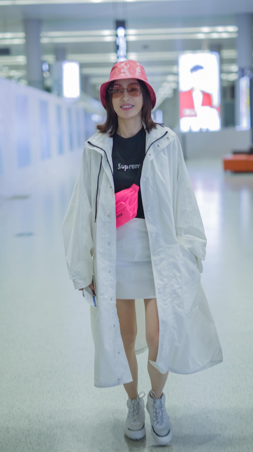 秦岚真会穿，黑白撞色的衣服配上玫红色包包，瞬间就变洋气了