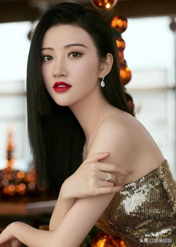 春季圆脸黑长直发有刘海半扎编发,圆脸换个短发