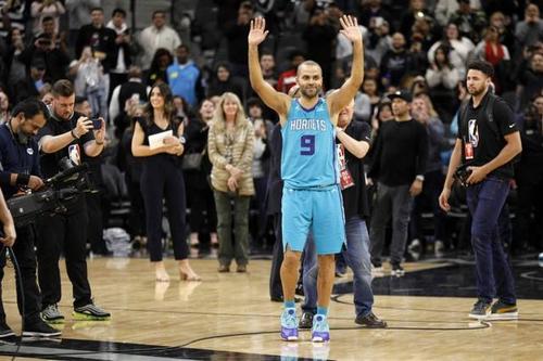 她是马尾辫篮球女神,大四时被帕克“袭胸”,如今成职业裁判