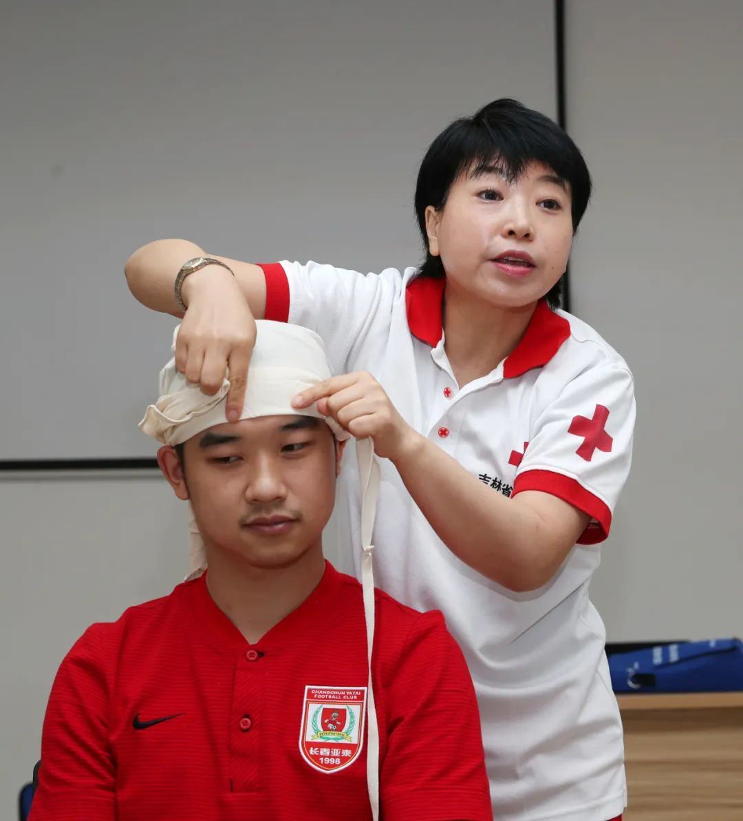 长春亚泰未雨绸缪组织急救培训提高教练、队医球场应急救护技能