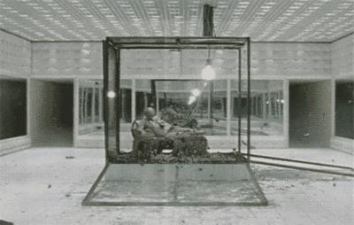 6岁“出柜”,40岁在家中自缢,这个时尚鬼才到底经历了什么?