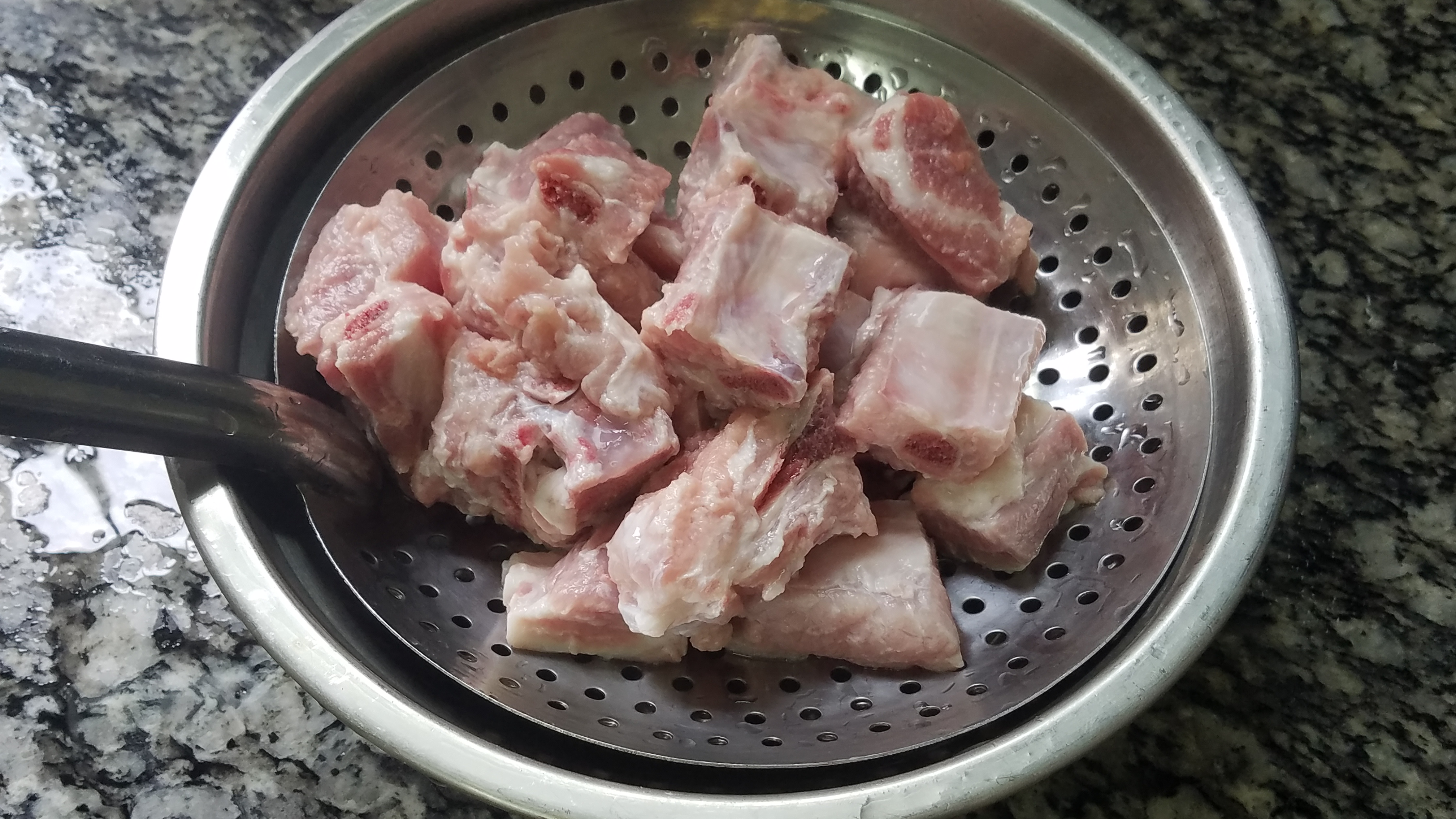 这才是椒盐排骨的家常做法，好吃又好看，味道超棒，2分钟学会