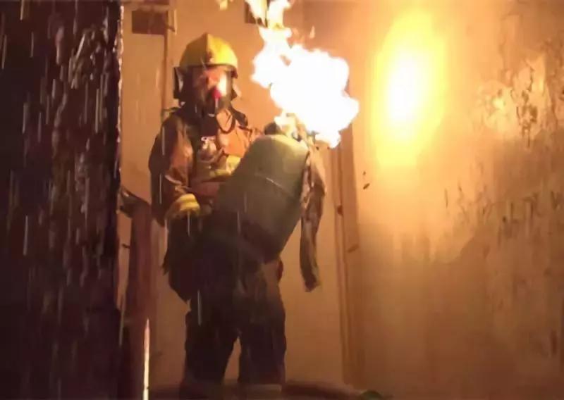 大火冲来，跳下悬崖……24个90后、2个00后、1个80后的最后朋友圈