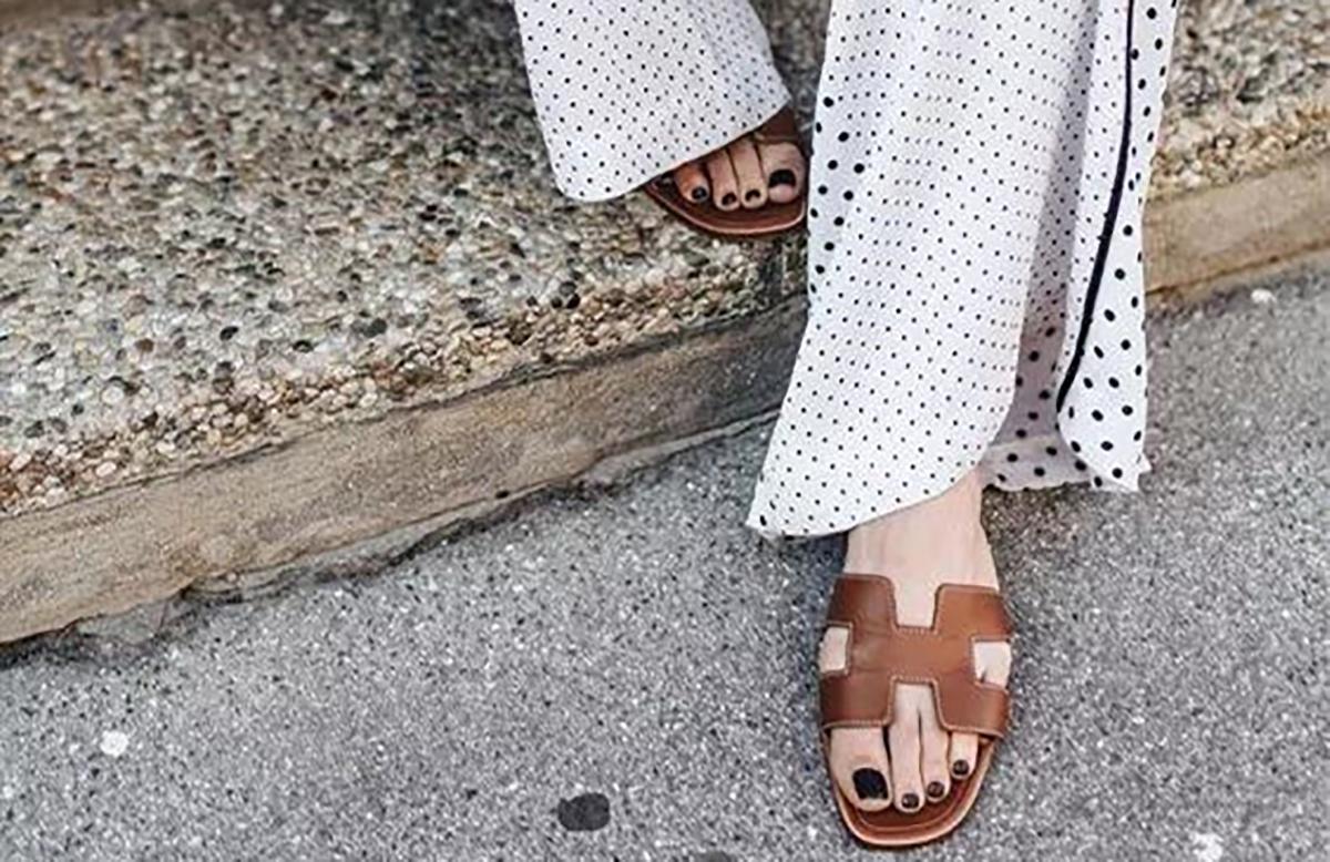 又到夏天穿拖鞋的时候，简单拖鞋也能穿出高级感