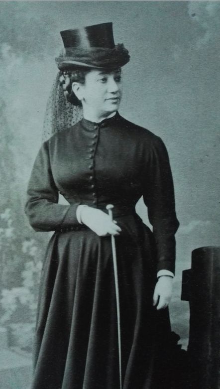 17岁抛夫弃子，一个用身体换金钱的*女妓**，凭什么有名有利？