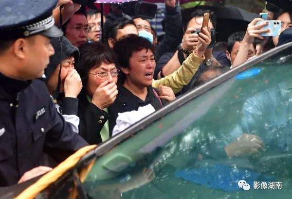 采访悼念袁隆平,长沙市民自发夹道送别袁隆平院士