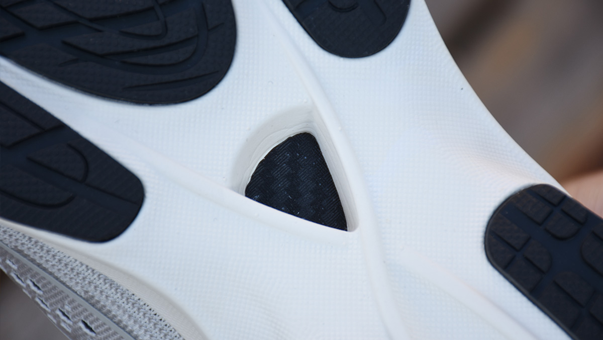 黑科技跑鞋,安踏缓震跑鞋测评