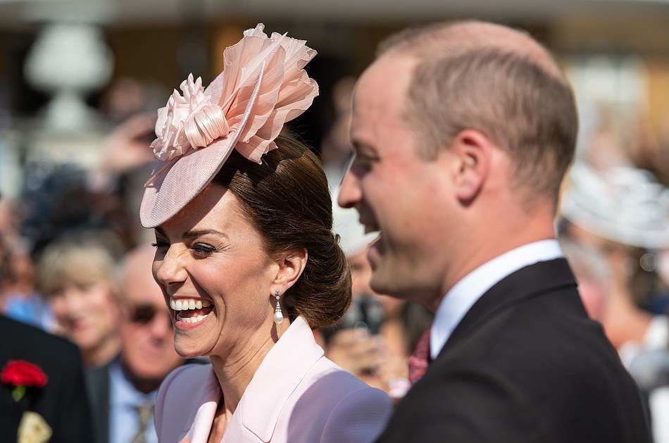 凯特王妃最新照穿裙子,凯特王妃碎花裙出席活动贵族气质