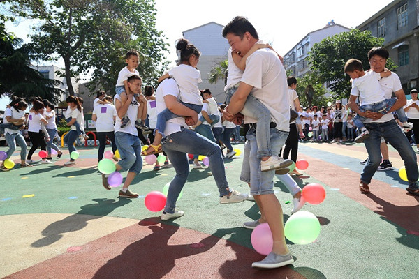 适合家长与孩子的互动亲子游戏,你多久没跟孩子互动
