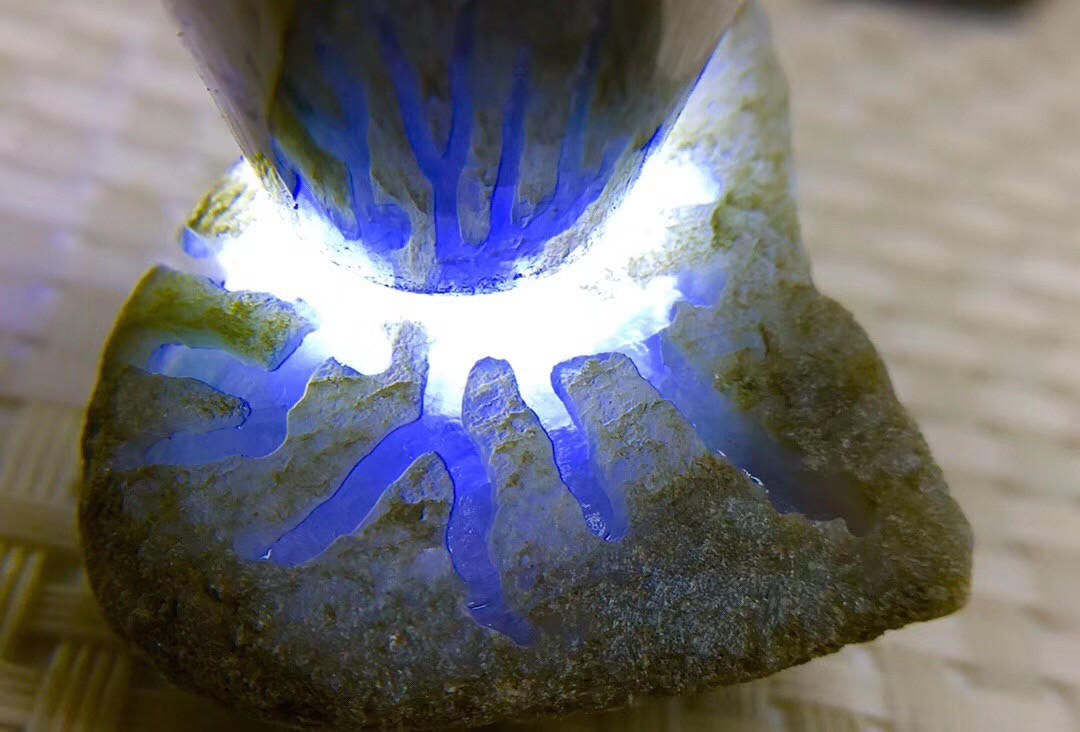 在直播间购买翡翠原石靠谱吗？下单买的是假的怎么办？