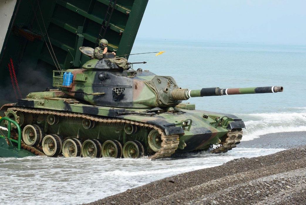 战机可丢垃圾场，坦克被嘲“战场打火机”，台军古董*器武**害死人