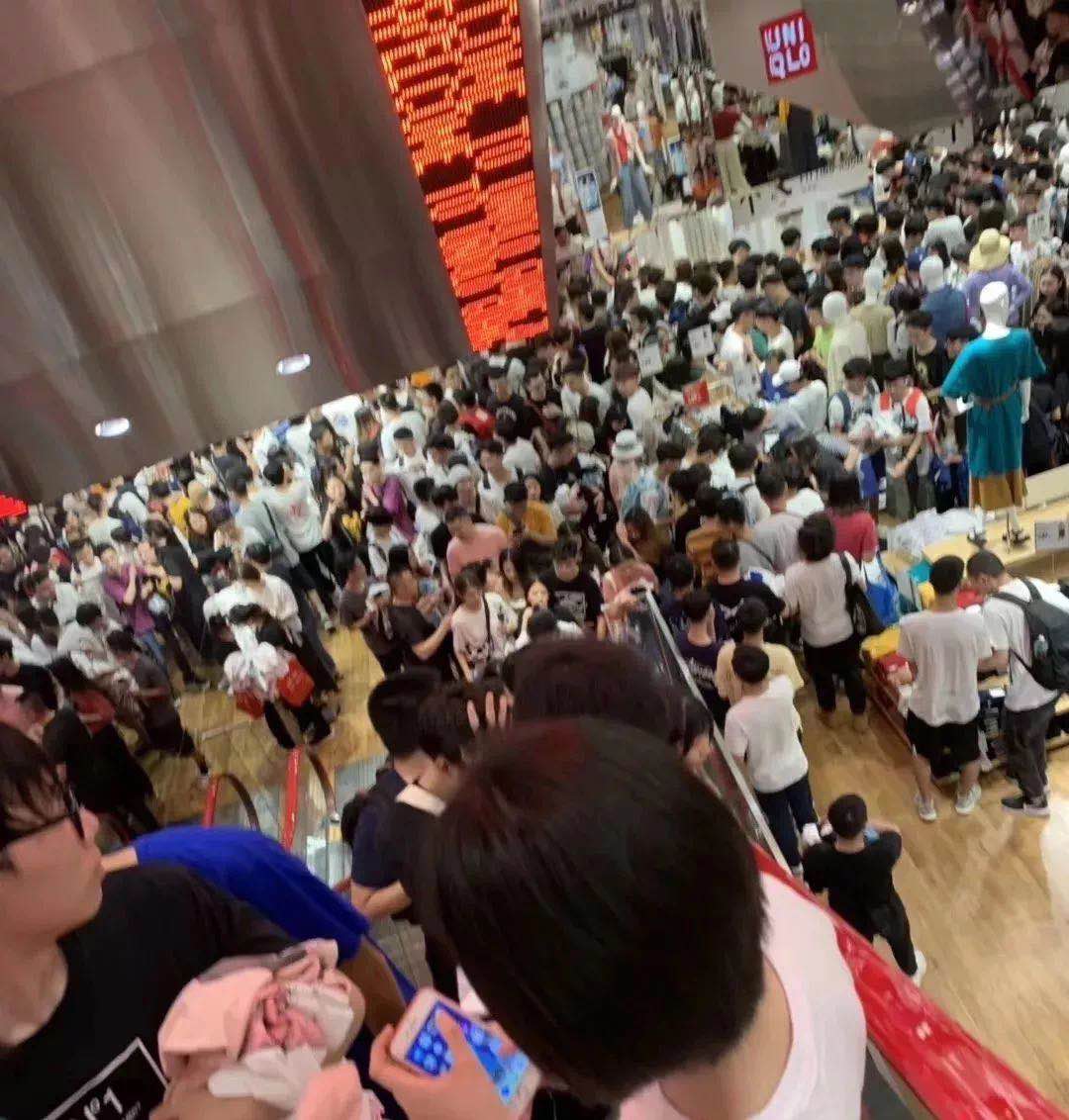 优衣库联名kaws涨价,优衣库联名款为什么遭疯抢