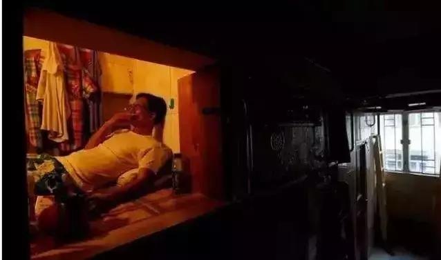 香港鸽笼房和棺材房真实生活,香港的棺材房是怎么样的