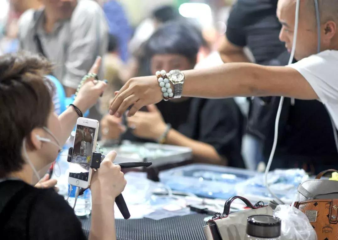 深度调查疯狂生长的翡翠直播,新疆疯狂的石头直播