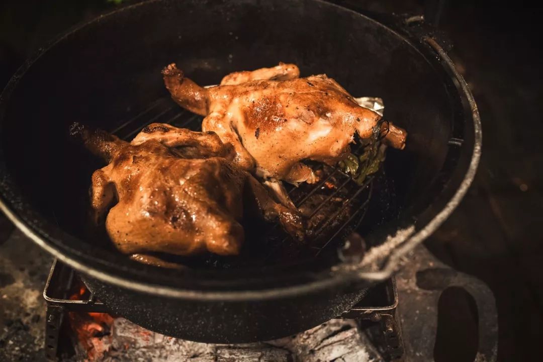 他把工作丢着，专找美景荒地吃饭：这是一天最好的时候