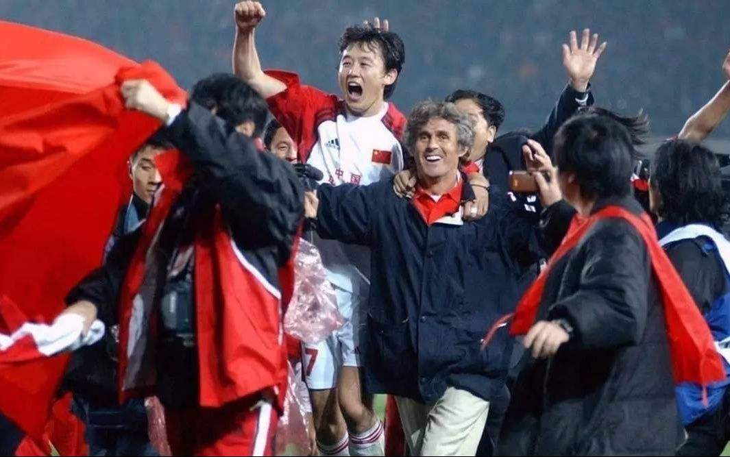 她曾是洋教练米卢最信任女记者，跳槽薪酬300万，如今年近五十岁