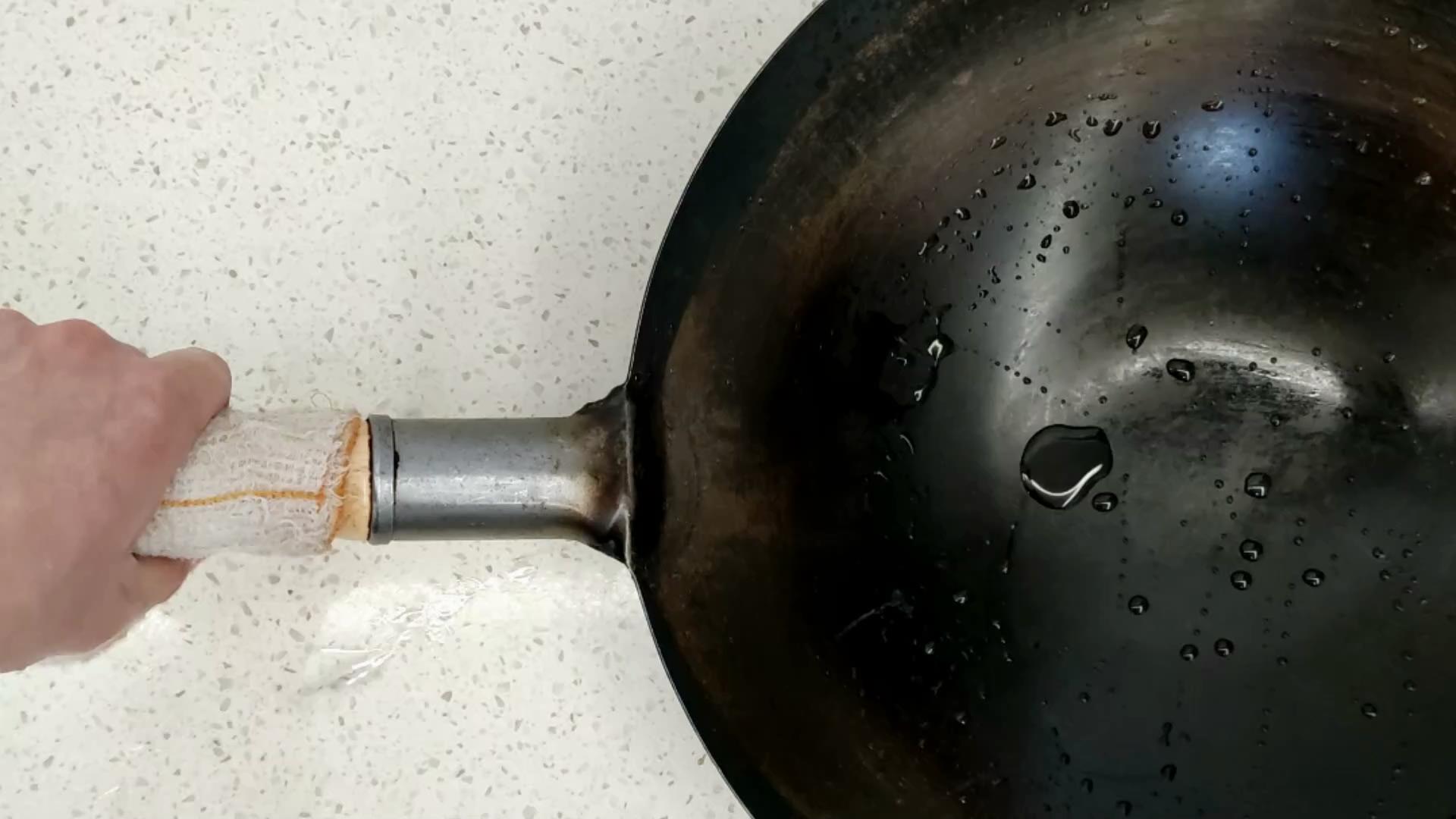 新铁锅千万别直接烧,等于吃掉了涂层,大厨正确开锅不生锈不粘锅