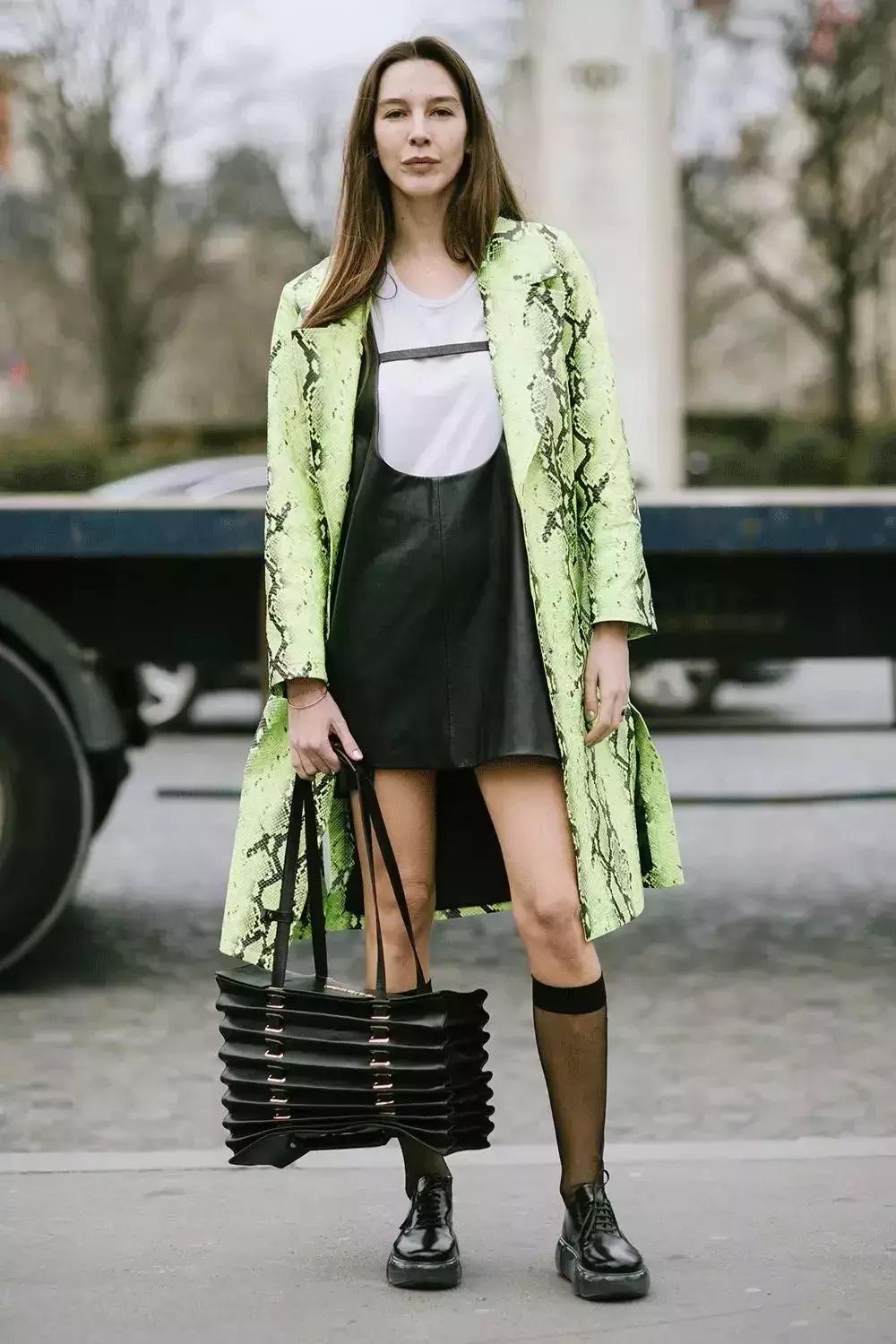 别再露脚踝了今年露袜才是王道,今年流行的露袜穿搭你知道吗