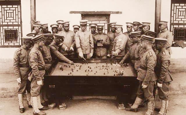 师参谋长和副师长谁更厉害,军队师长和旅长的关系是上下级吗