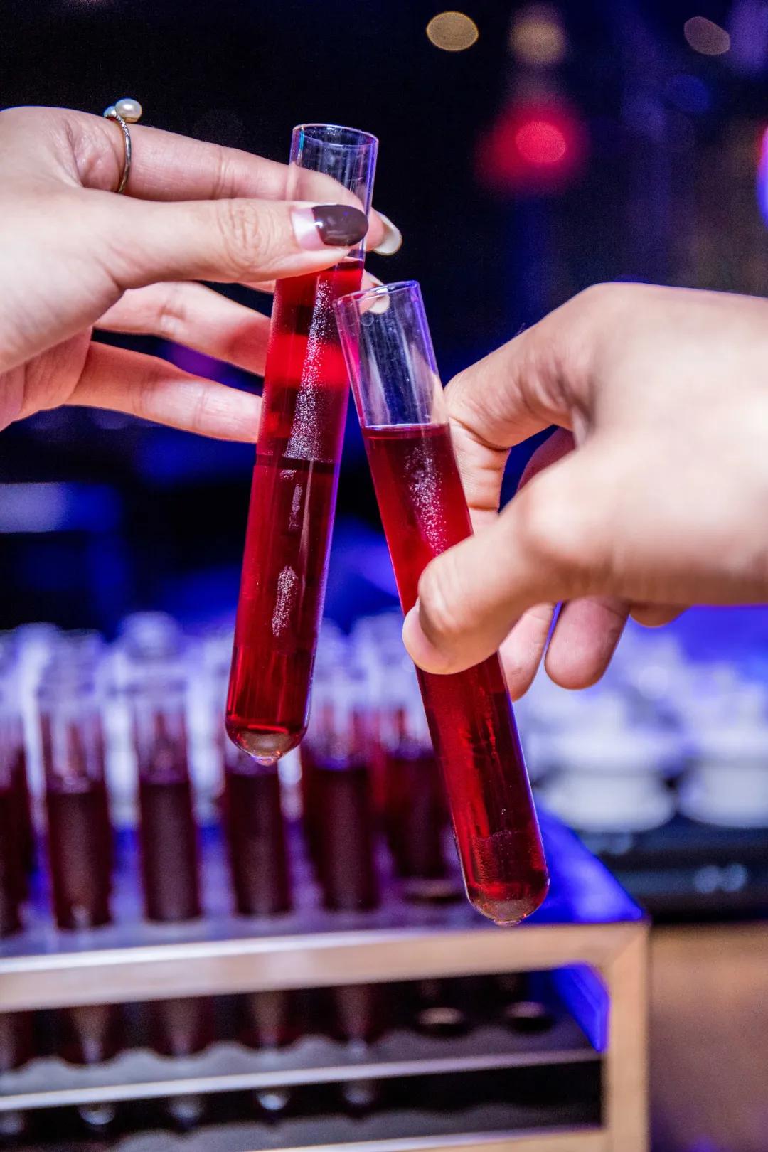 再也不用飞成都了！明星都超爱的贰麻酒馆青岛盛大开业