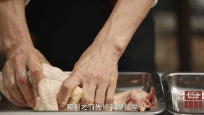 给你们推荐这道嘎滋脆的脆皮烧鸡！看视频口水就已经不受控制了