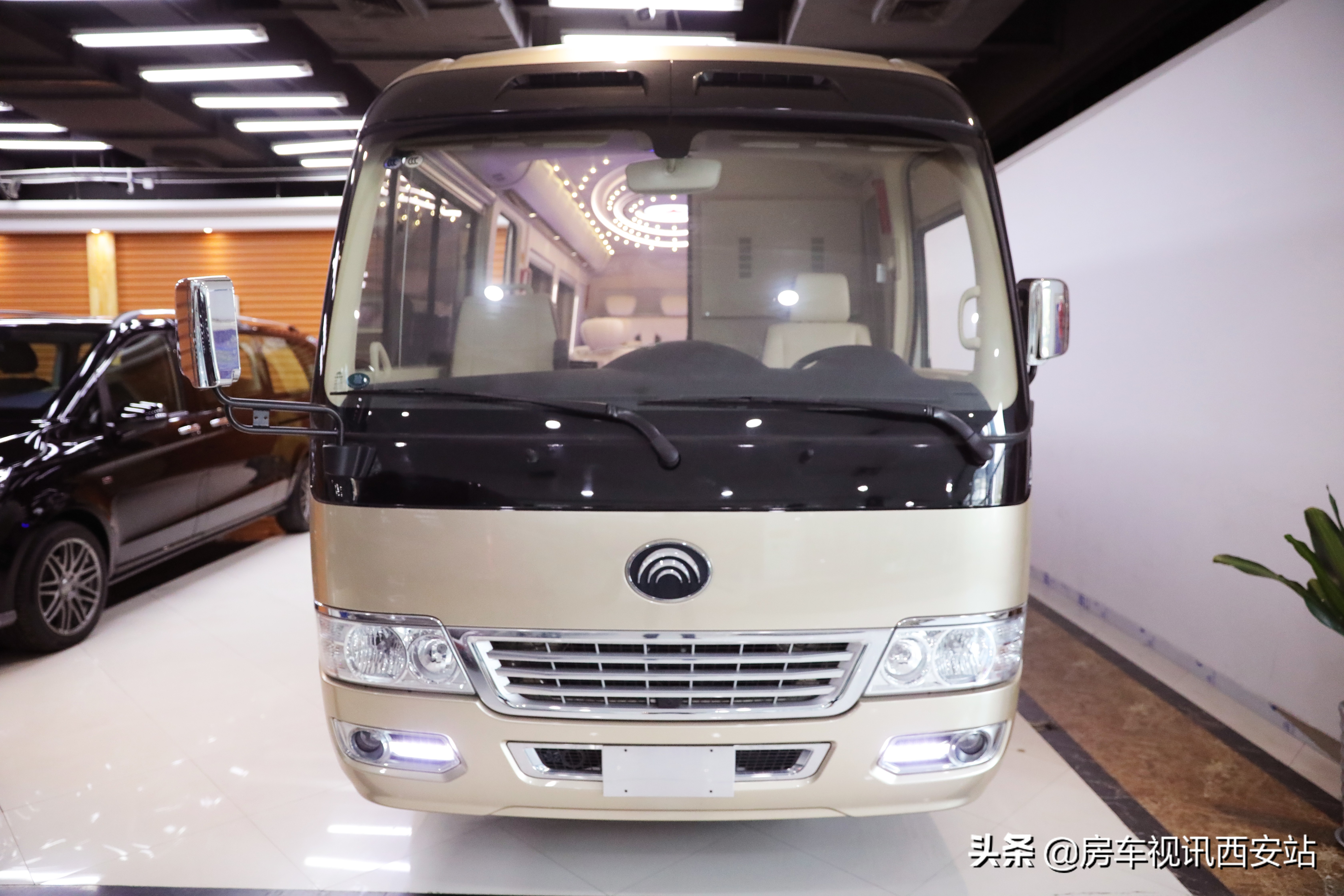 丰田考斯特vs宇通t7哪个安全性高,宇通t717座对比考斯特17座