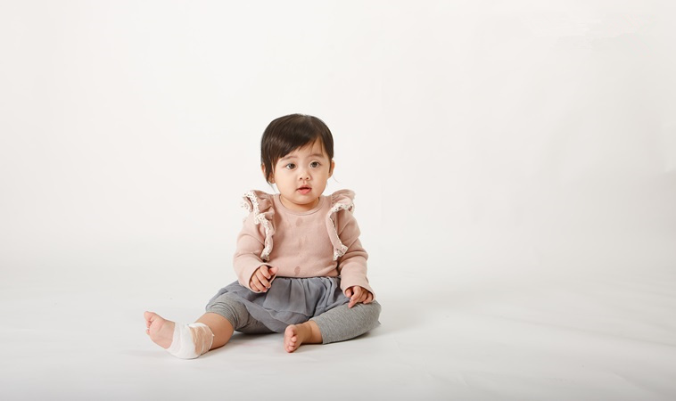 小孩脚扭伤积极治疗没有后遗症吧,孩子脚扭伤了肿了冷敷后要干什么