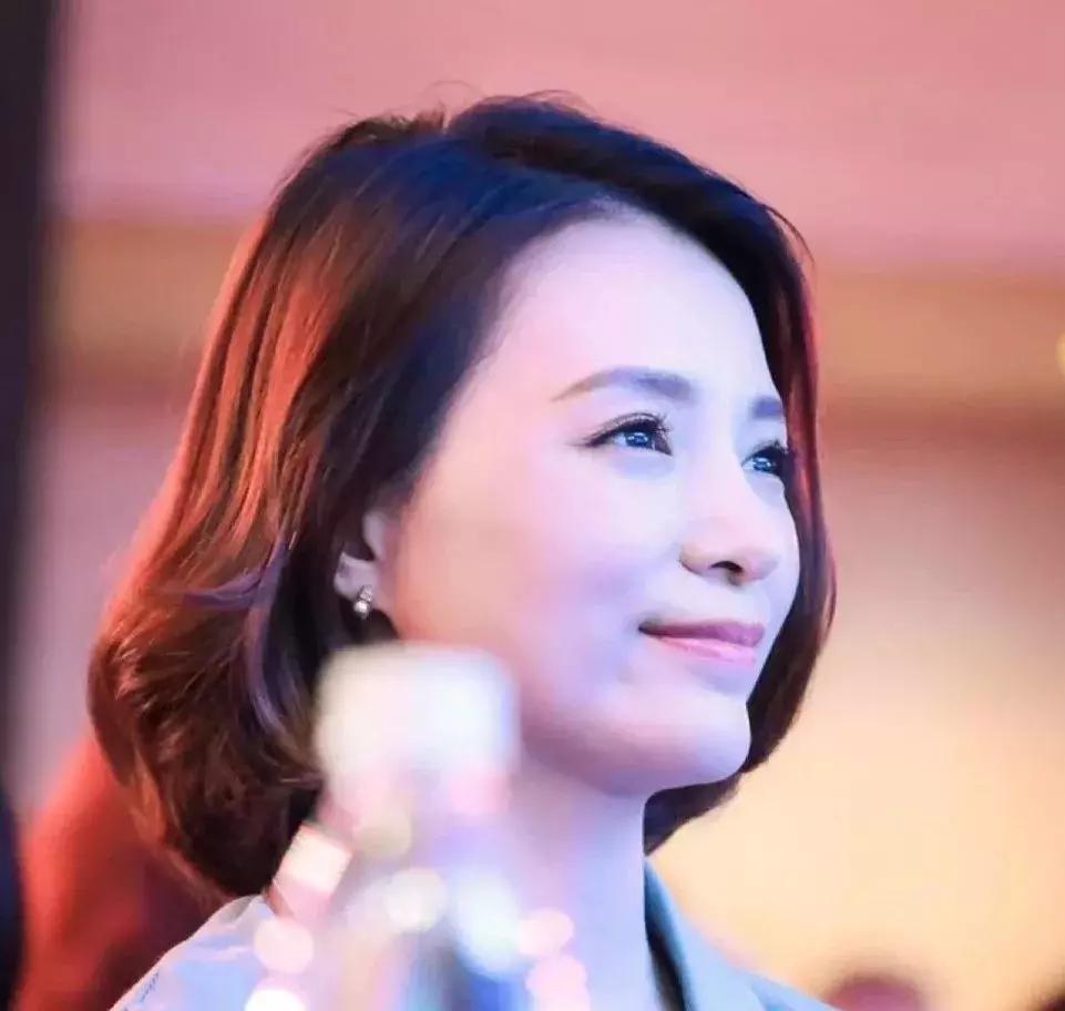 人生娱乐,童年董卿