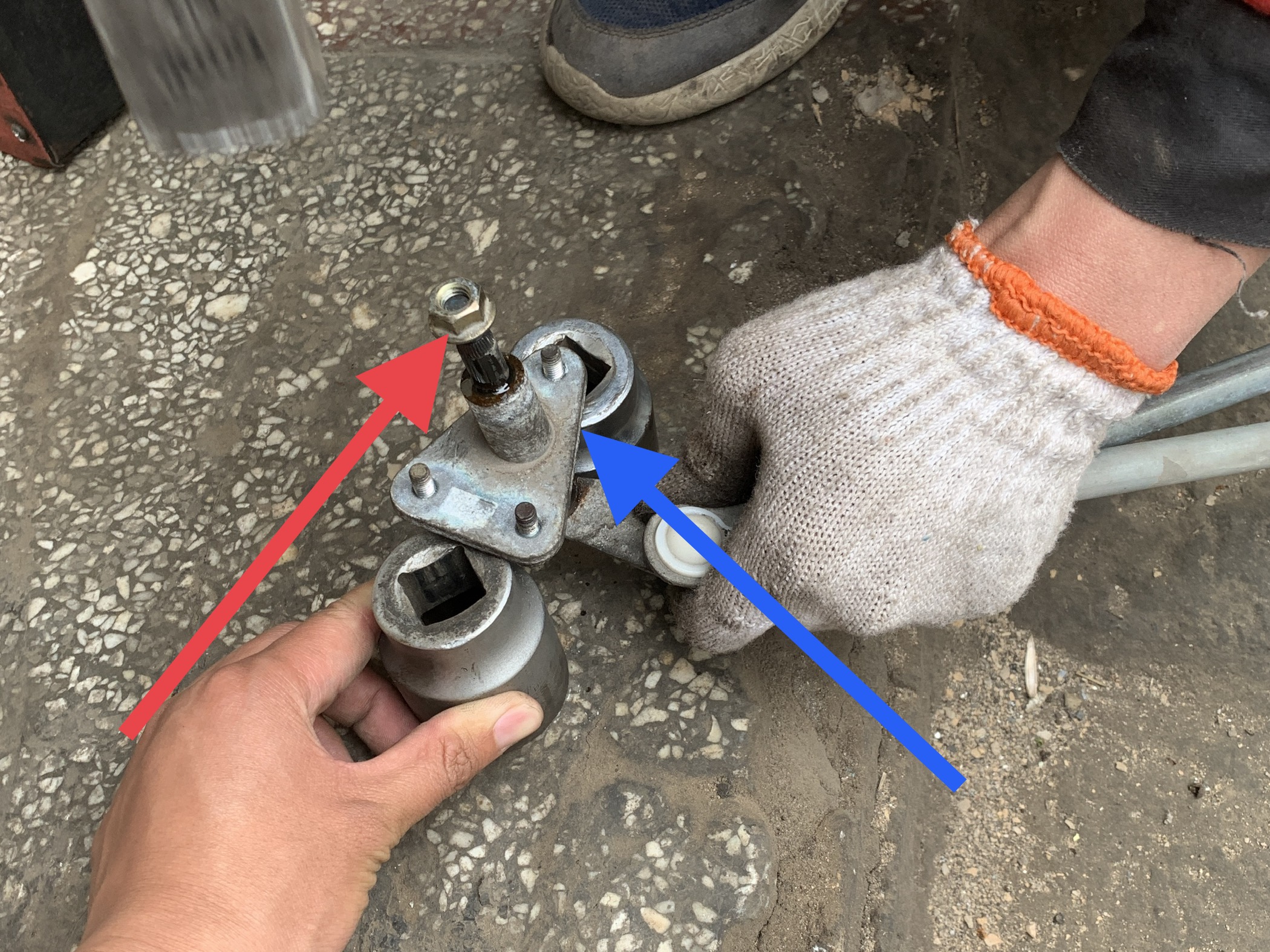 汽车雨刷器卡住了,雨刷臂压不住玻璃