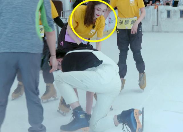 张云龙胳膊上的伤怎么留的疤,张云龙摔倒视频