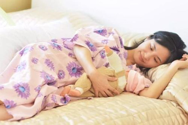 孕期尿频很烦恼，孕妈不要为了避免尴尬，去做一些得不偿失的事