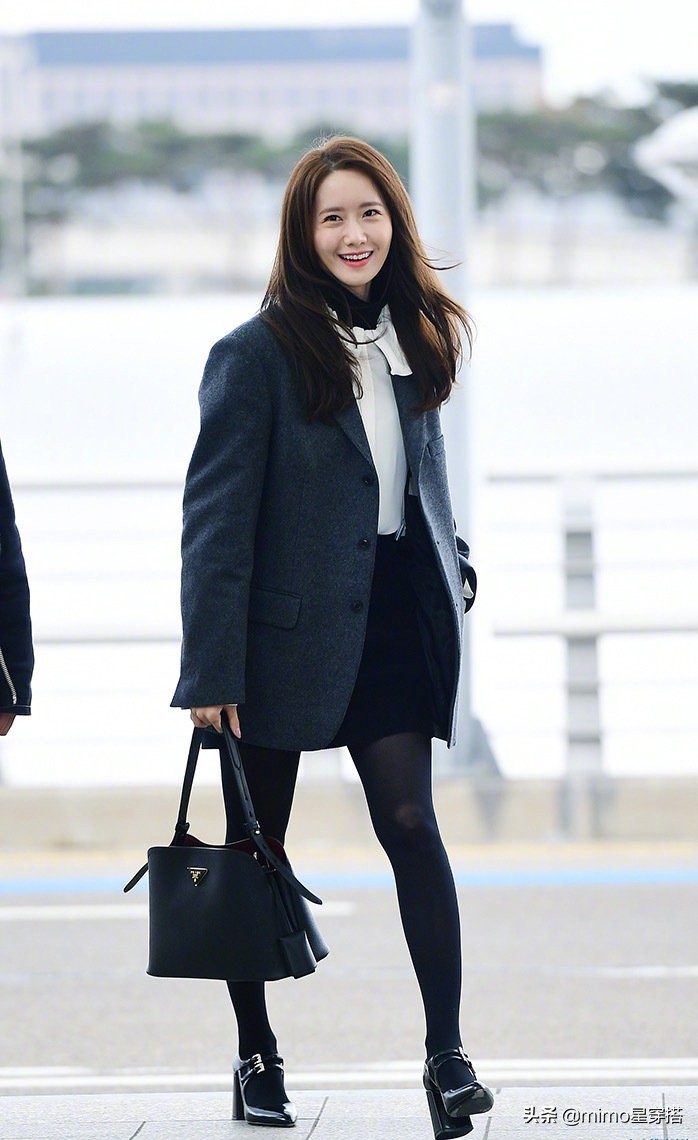 林允儿羊羔毛外套短裙,林允儿身穿上万毛衣