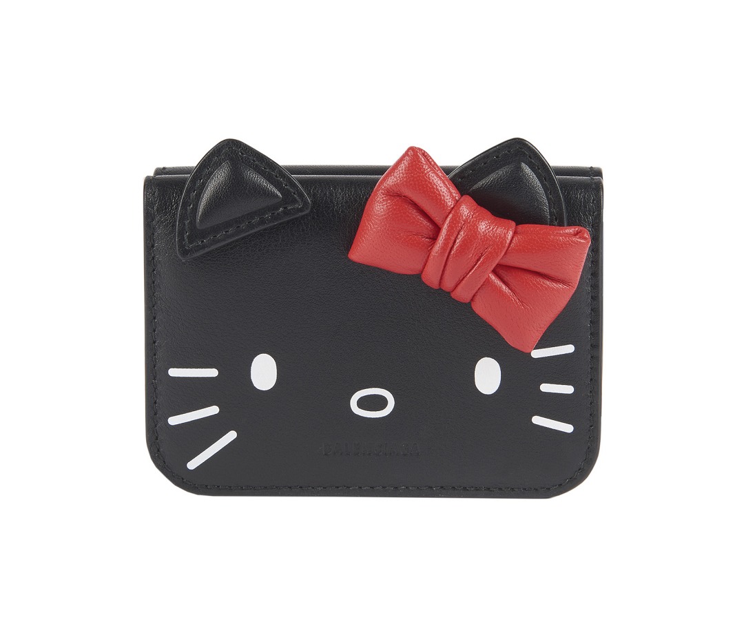 Balenciaga上架HelloKitty系列包款：少女心爆发