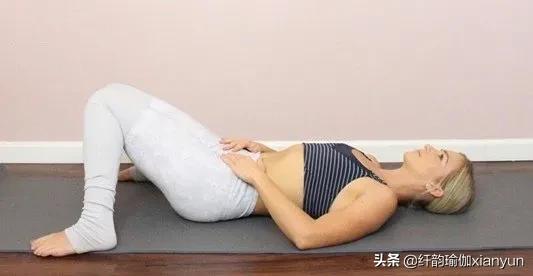 腰骶部疼痛适合什么瑜伽体式,腰部酸痛的瑜伽练法