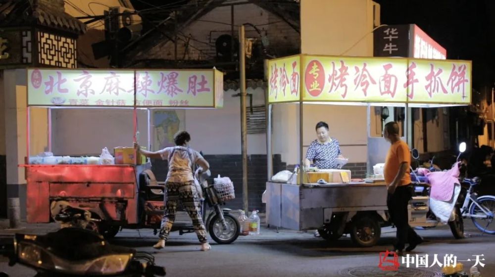 小城镇摆摊做炒饼一晚上挣多少钱,80后小伙在夜市摆摊