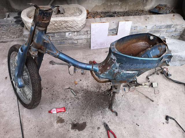 本田摩托车幼兽70c,改装老款铃木摩托