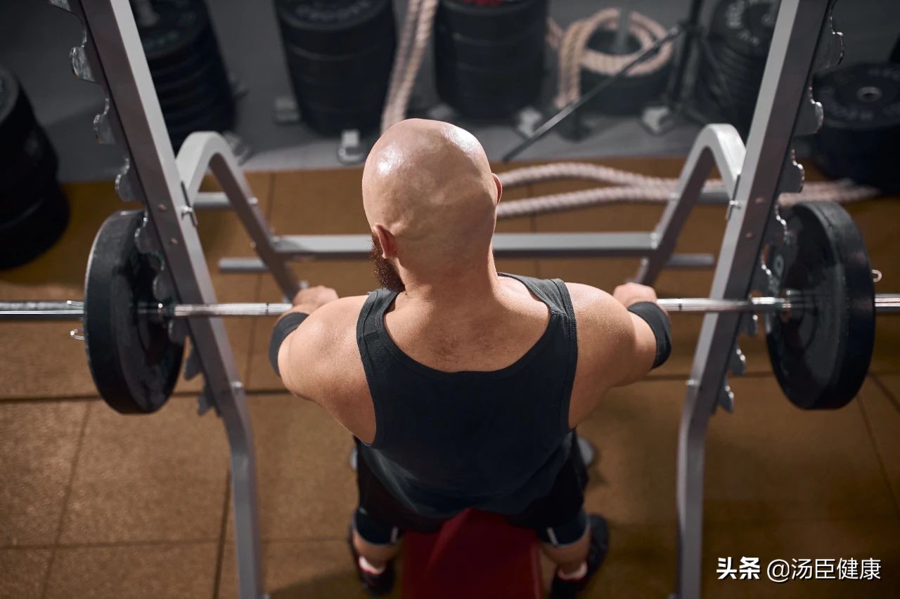 坚持健身半年居然秃了,20岁小伙子坚持健身半年竟然秃了