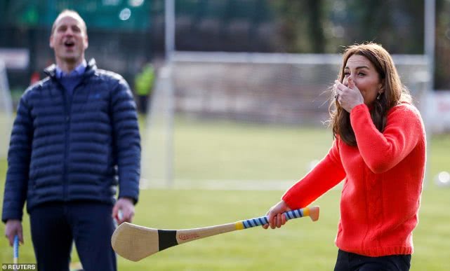 凯特穿红衣,凯特王妃秀球技