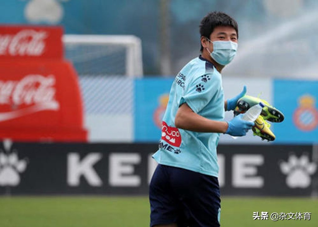 武磊的照片,武磊儿女为武磊加油