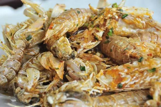 海边人教你皮皮虾的正宗吃法如何,这个季节皮皮虾非常鲜美