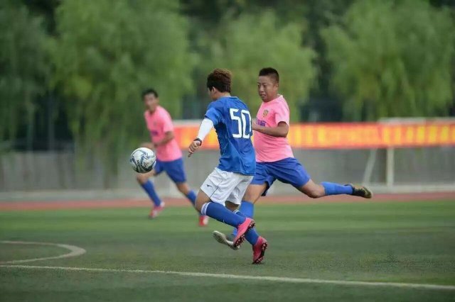 业余八人制足球比赛怎么不越位,业余足球8人场打法