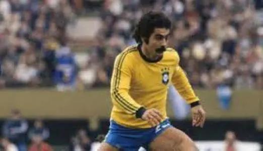 16张黄牌四张红牌的比赛,16张黄牌4张红牌裁判