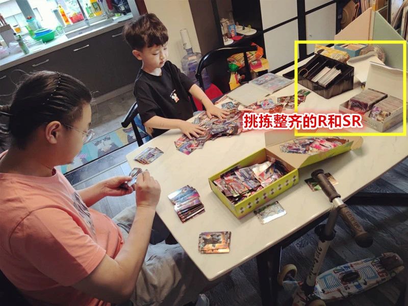 奥特曼卡片是雷霆还是黑钻版,奥特曼卡片到底要不要买呢