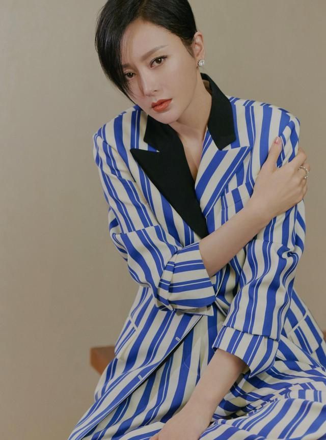 秦岚红色帅气的西装端庄又迷人,秦岚短发西装正脸