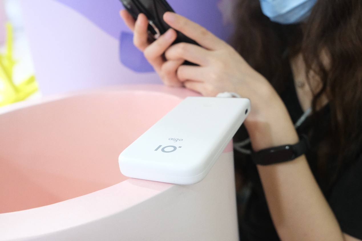 女生都是颜值*党**！像aigo国民好物充电宝就合女友的审美