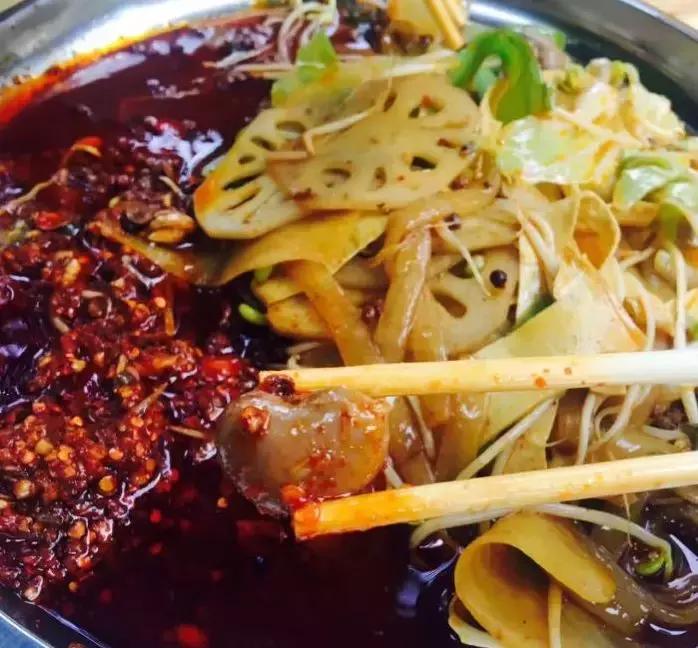 终于被我吃到了！这一锅90年代的麻辣烫，才是咱老成都挂念的市井味啊！