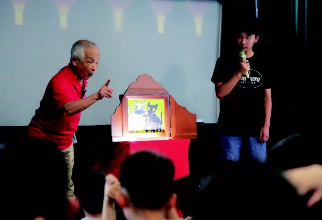 在只有KTV和麻将馆的县城里建一座图书馆,他们坚持了8年