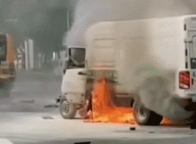 比亚迪电车碰撞着火,电车撞车起火比亚迪