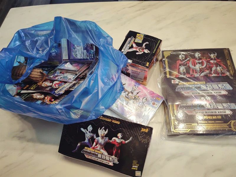 奥特曼卡片是雷霆还是黑钻版,奥特曼卡片到底要不要买呢