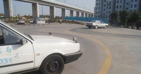 科目二s弯如何判断左前轮不压线,科二s弯考试技巧老是压线